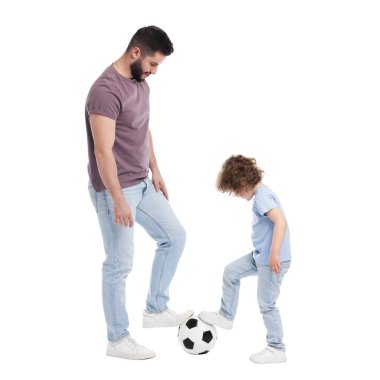 Mutlu baba ve oğlu beyaz arka planda futbol oynuyorlar.