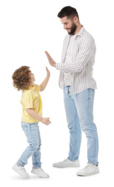 Mutlu baba ve oğlu beyaz arka planda