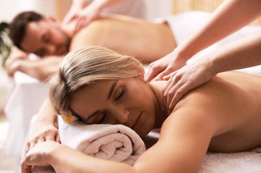 Spa salonunda masaj yaptıran çift, seçici odaklı.