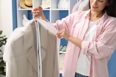 Giysi tutan kadın, iç mekan giysileri, yakın çekim.