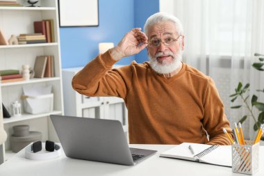 Üst düzey bir adam içeride bilgisayarla öğreniyor. Kendi kendine çalışma.