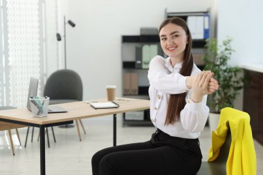Ofiste sandalyede uzanan güzel bir kadın.
