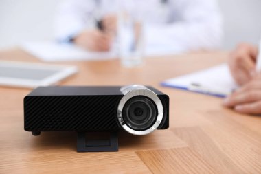 Tıp konferansı sırasında video projektörü masadaydı