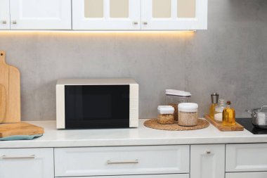 Mutfak tezgahında kapalı mikrodalga fırın.