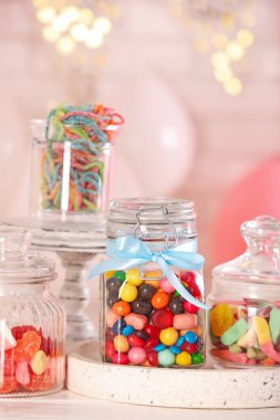 Çikolata. Dekoratif odada beyaz ahşap masada bir sürü farklı tatlı var.