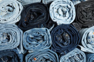 Arka plan olarak farklı modaya uygun kot pantolon, üst görünüm