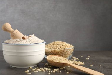 Kahverengi pirinç ve un gri masada. Metin için boşluk