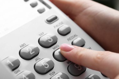 Sabit hattan aranan kadın, yakın plan.