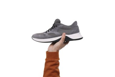 Beyaz arka planda şık spor ayakkabılı adam, yakın plan.