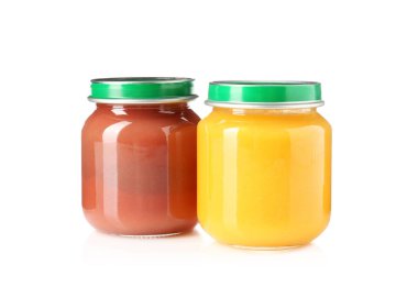 Bebek maması. Cam kavanozlardaki lezzetli püre beyaza izole edilmiş.