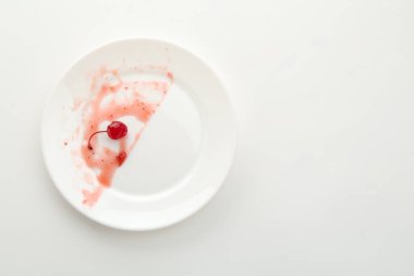 Beyaz arka planda kirli plaka, üst manzara. Metin için boşluk