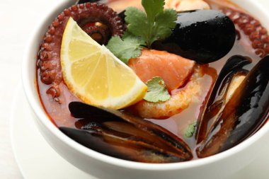 Lezzetli deniz ürünleri çorbası masada, yakın plan.