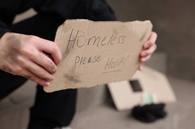 İşaretli adam Evsiz, lütfen dışarıya yardım et, kapat.