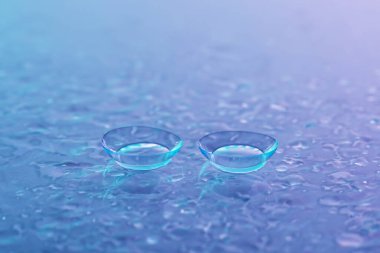 Renk eğimli ayna yüzeyine kontak lensler ve su damlaları, yakın çekim