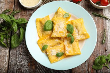 Tahta masada servis edilen peynirli ve fesleğenli lezzetli ravioli.