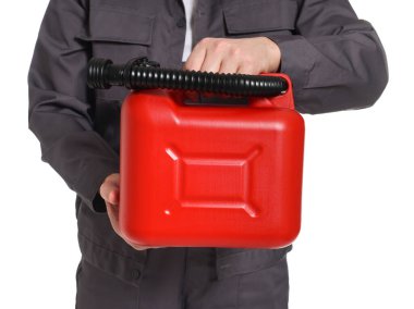 Beyaz arka planda plastik kutu tutan adam, yakın plan.