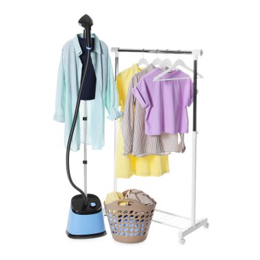 Modern dik vapur ve beyaz tenli temiz kıyafetler.