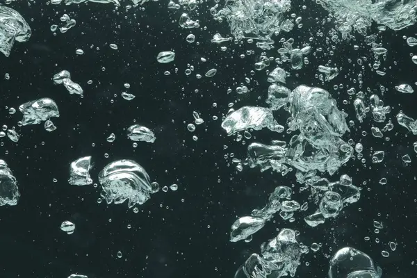 Koyu arkaplanda birçok su kabarcığı, yakın plan