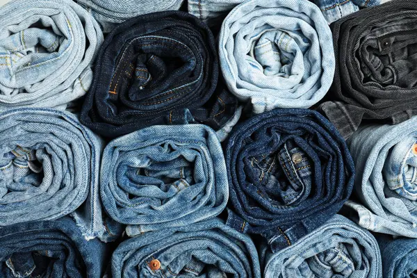 Arka plan olarak farklı modaya uygun kot pantolon, üst görünüm