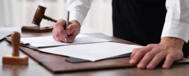 Yargıç masadaki belgeyi imzalıyor, kapatıyoruz. Pankart tasarımı