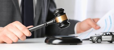 Masada tokmağa vuran belgeyle hakim, yakın plan. Pankart tasarımı