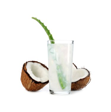 Beyaz üzerine izole edilmiş hindistan cevizi ve aloe ile ferahlatıcı içecek