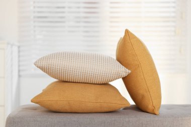 Odadaki kanepede yumuşak dekoratif yastıklar.
