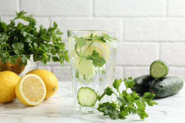 Maydanozlu, salatalıklı ve limonlu sağlıklı bir içecek.