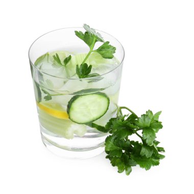 Beyaz arka planda maydanozlu, salatalıklı ve kerevizli sağlıklı içecek.