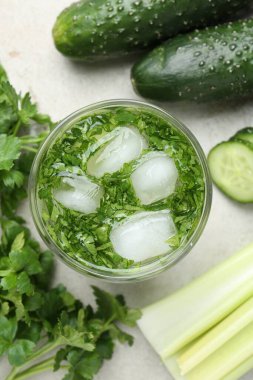 Maydanozlu, salatalıklı ve kerevizli sağlıklı bir içecek.