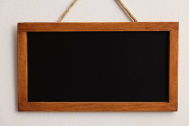 Beyaz duvarda boş bir karatahta
