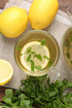 Masada limon dilimleri olan sağlıklı maydanoz çayı. Detoks içeceği