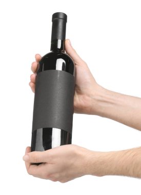 Beyaz arka planda lüks şarap şişesi tutan adam. Tasarım için model