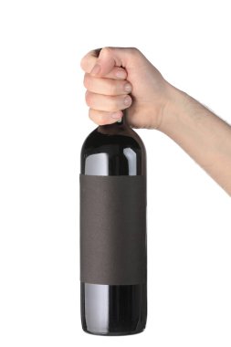 Beyaz arka planda lüks şarap şişesi tutan adam. Tasarım için model