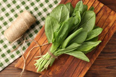 Taze yeşil kuş yaprakları ve ahşap masa üzerinde sicim, düz yatıyordu.