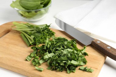 Beyaz masada taze at ve bıçak kes, yakın plan.