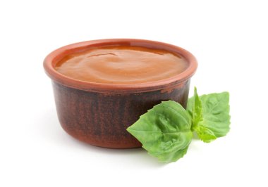 Lezzetli köri sosu ve beyaz yalıtılmış fesleğen yaprakları.