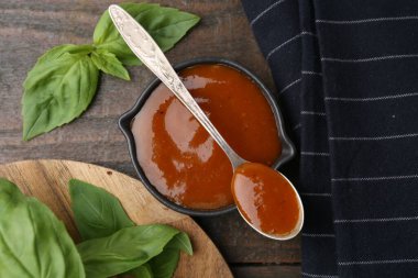 Lezzetli köri sosu ve fesleğen yaprakları ahşap masada, düz yatıyordu.