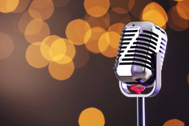 Koyu kahverengi arka plana karşı bir klasik mikrofon, mesaj için boşluk. Bokeh etkisi