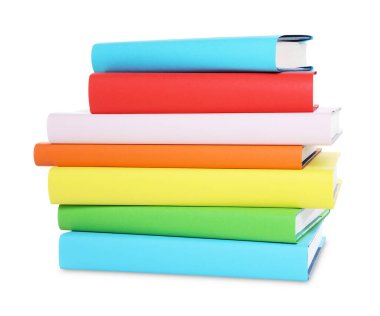 Beyaz arkaplan üzerine renkli kitap yığını