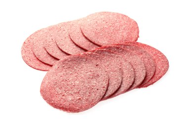 Beyaz üzerine izole edilmiş lezzetli füme sosis dilimleri.