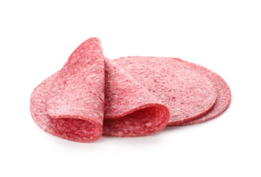 Beyaz üzerine izole edilmiş lezzetli füme sosis dilimleri.