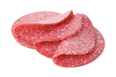 Beyaz üzerine izole edilmiş lezzetli füme sosis dilimleri.