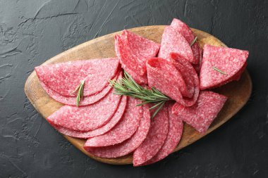 Siyah masada servis edilen biberiyeli leziz sosis dilimleri.