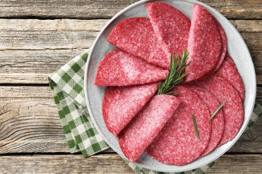 Ahşap masada servis edilen biberiyeli leziz sosis dilimleri.