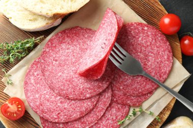 Lezzetli füme sosis, ekmek, domates ve kekik dilimleri.