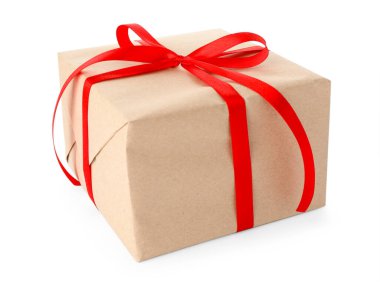 Kraft kağıdına sarılı hediye, yay beyaza izole edilmiş.