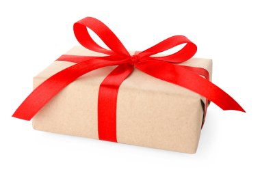 Kraft kağıdına sarılı hediye, yay beyaza izole edilmiş.