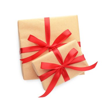 Kraft kağıdına sarılı iki hediye kutusu beyaz, üst görünümde izole edilmiş.