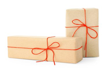 Kraft kağıdına sarılı iki hediye kutusu beyaza izole edilmiş.